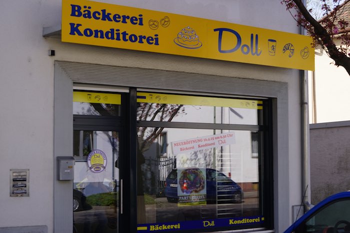 Ladenbeschriftung für die Bäckerei Doll in Weiherfeld.